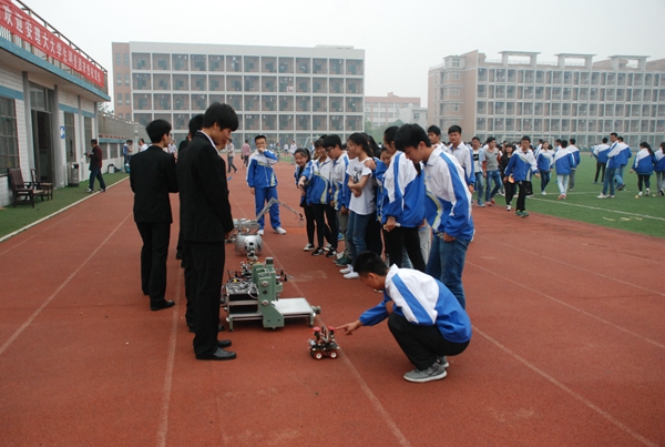 大学生机器人协会和大学生航模协会分别走进淮南市洞山中学和淮南四中